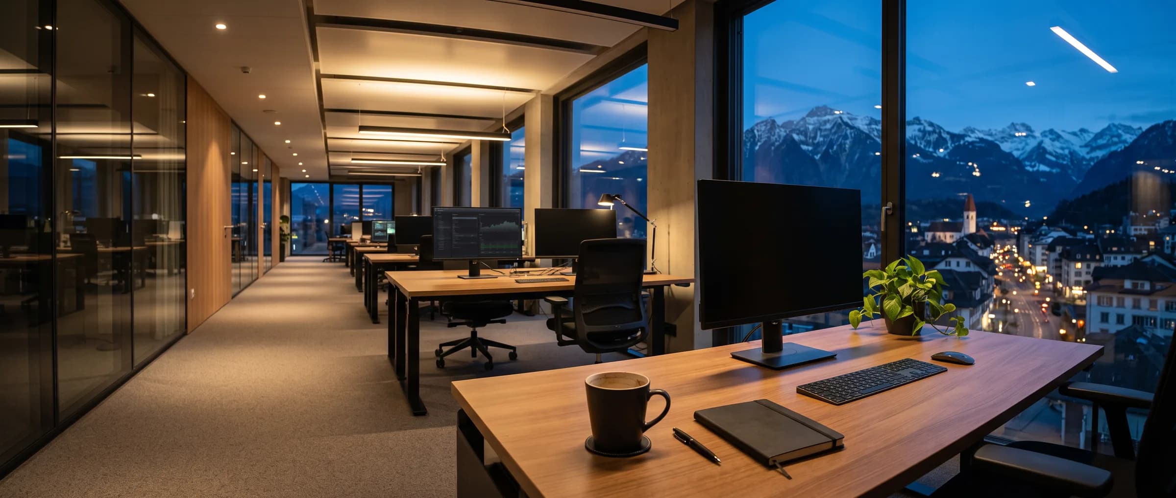 Leeres Büro am Abend — Workflows laufen im Hintergrund