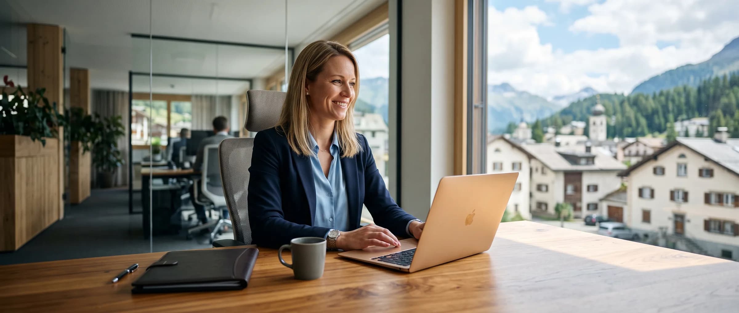Bewirtschafter am Laptop — Serienbriefe versendet, Schreibtisch ohne Papierstapel